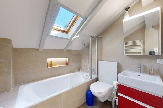 salle de bains avec chauffe-serviettes, beamed ceiling, plafond à poutres, puits de lumière, et lavabo (ou coiffeuse selon le contexte)