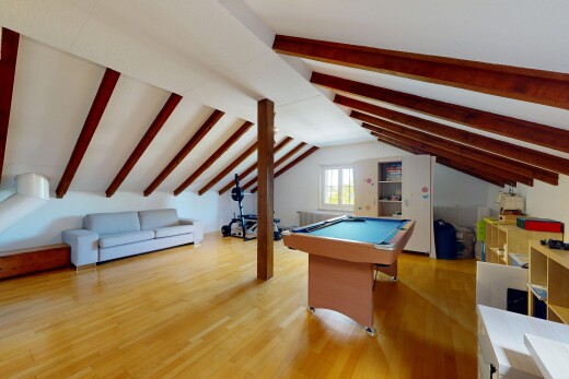 wohnzimmer mit inside property, vaulted ceiling, dachschräge, beamed ceiling, und balkendecke