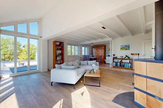 salon avec day time, wood finish floor, sol en finition bois, inside property, et drywall