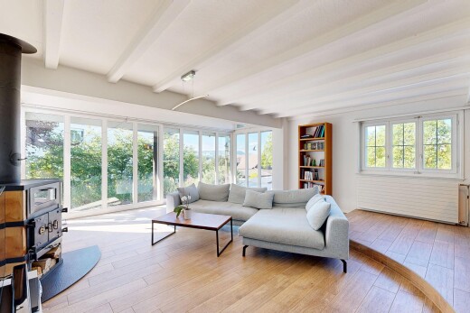 salon avec poêle à bois, inside property, day time, wood finish floor, et sol en finition bois