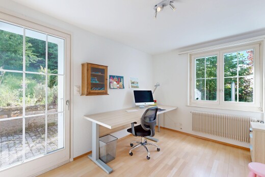 bureau avec inside property, sol en finition bois, wood finish floor, radiateur, et cloison sèche