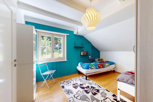 chambre avec pièce supplémentaire, sol en finition bois, wood finish floor, inside property, et plafond voûté