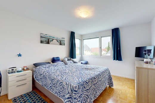 zimmer / schlafzimmer mit parquet floor, natural light, natürliches licht, fernseher, und inside property