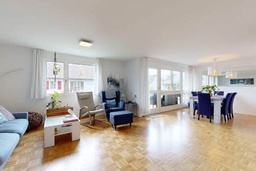 wohn- / esszimmer mit parquet floor, drywall, gipskartonwand, inside property, und natural light