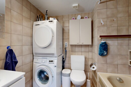 bad mit tile wall, fliesenwand, inside property, komplettes badezimmer, und waschturm