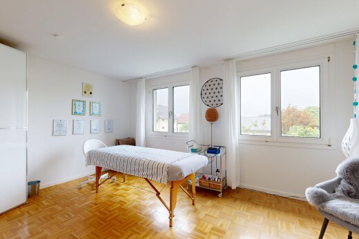 zimmer / schlafzimmer mit natural light, natürliches licht, parquet floor, drywall, und gipskartonwand
