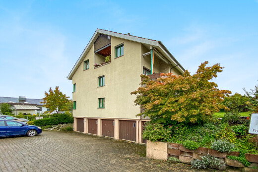 außenansicht mit property visible, stuckverkleidung, day time, und auffahrt