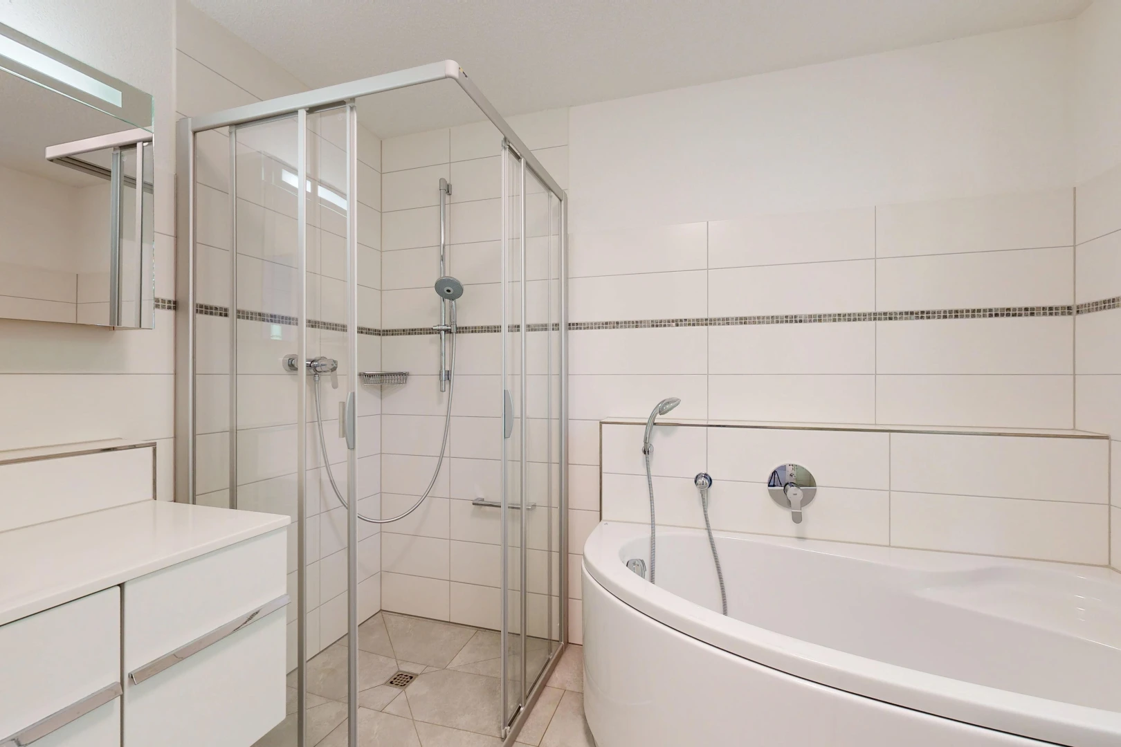 bad mit bad, komplettes badezimmer, dusche, spiegel, und tile floor