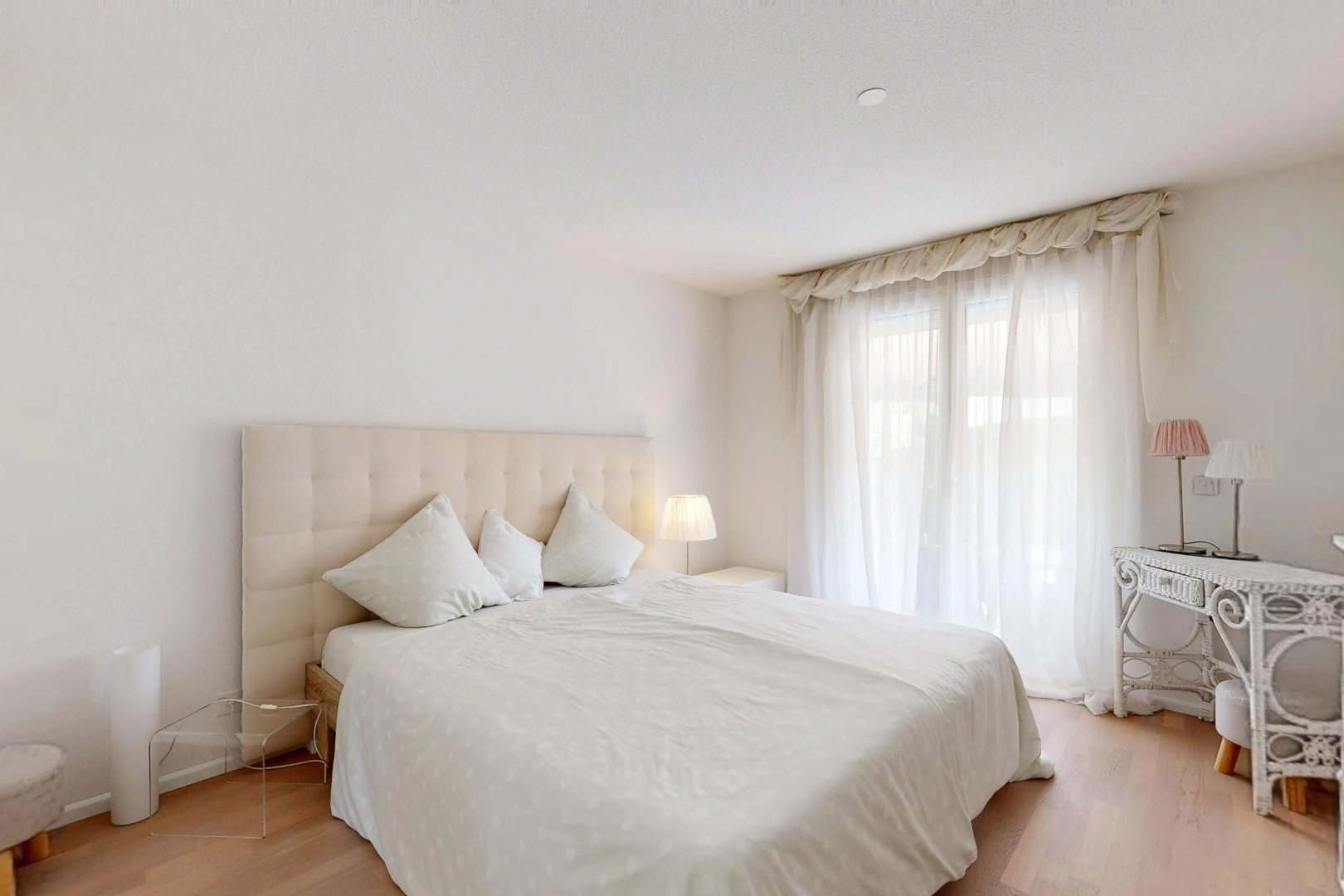 zimmer / schlafzimmer mit drywall, gipskartonwand, wood finish floor, holzfußboden, und inside property