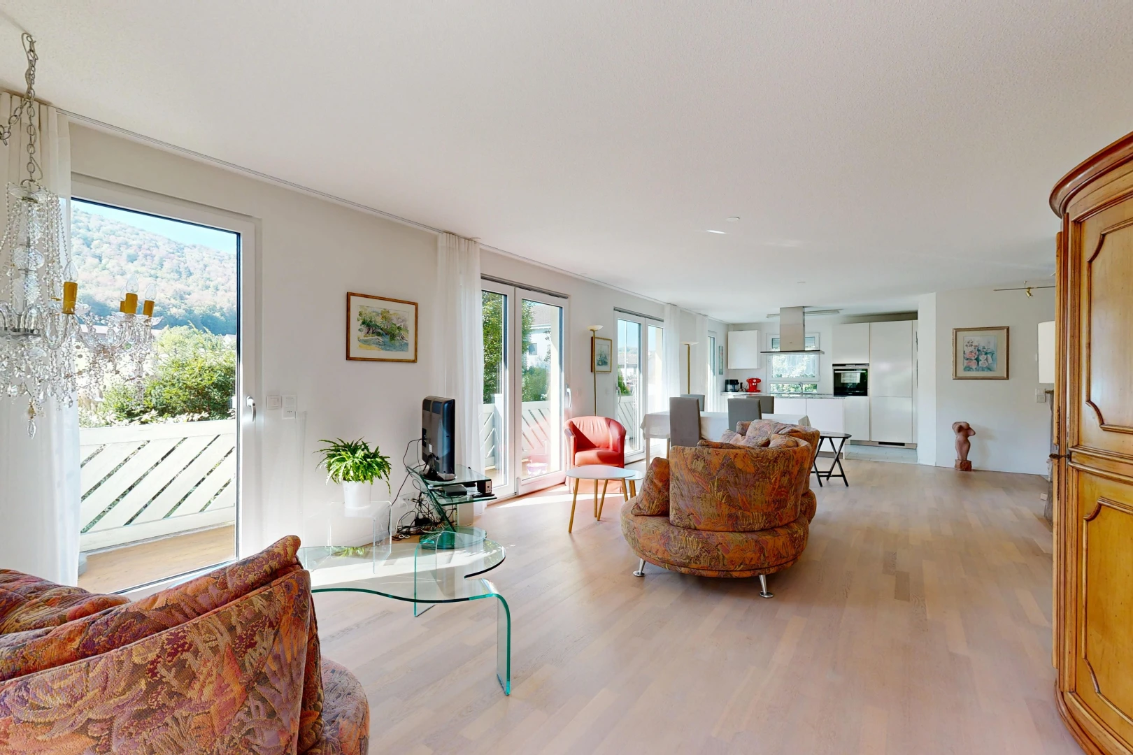 wohnzimmer mit außenzugang, drywall, gipskartonwand, wood finish floor, und holzfußboden