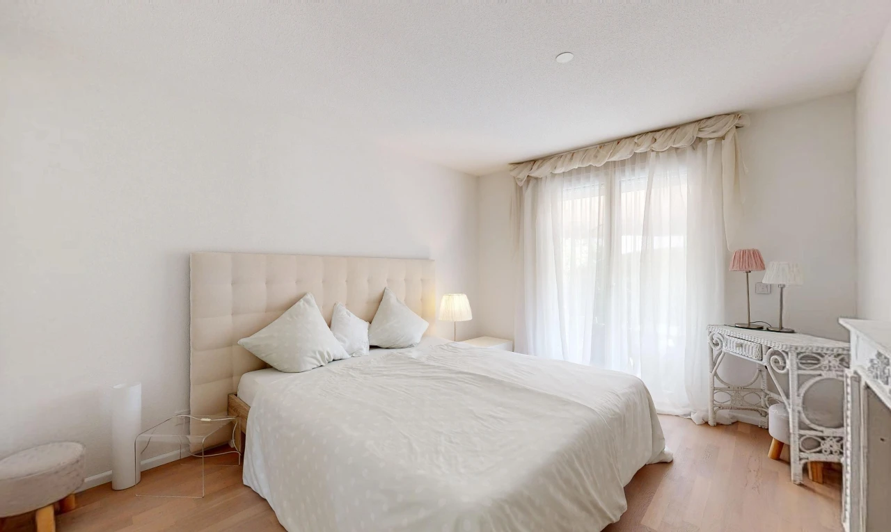 zimmer / schlafzimmer mit drywall, gipskartonwand, wood finish floor, holzfußboden, und inside property