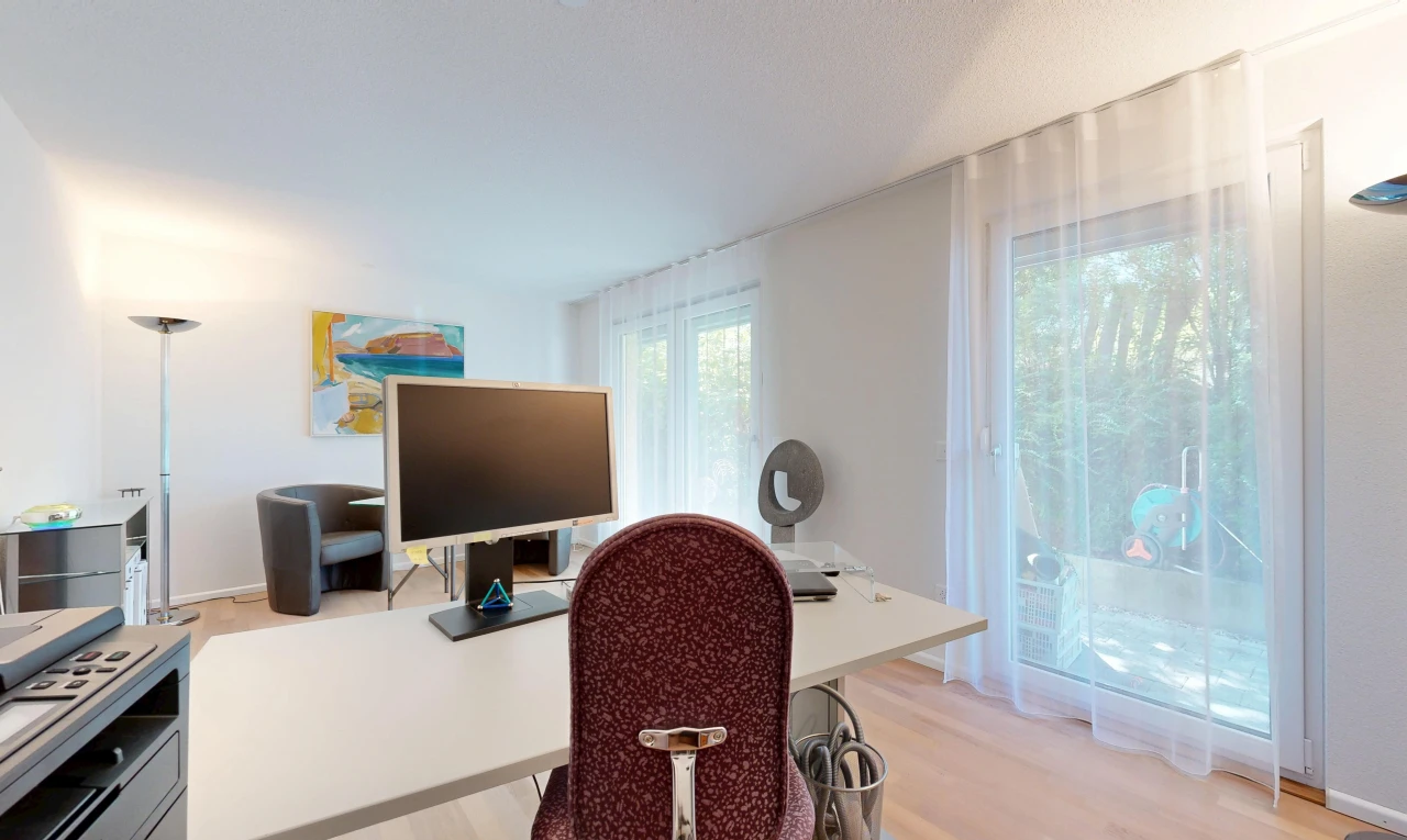 büro mit fernseher, drywall, gipskartonwand, light floor, und wood finish floor