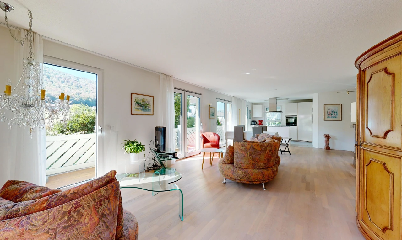 wohnzimmer mit außenzugang, drywall, gipskartonwand, wood finish floor, und holzfußboden
