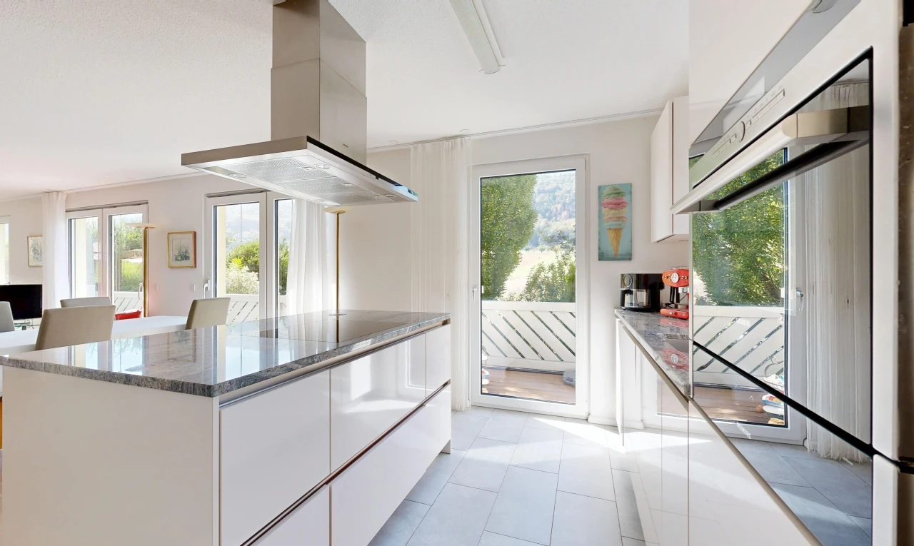 küche mit dunstabzugshaube, außenzugang, ofen, weiße schränke, und white cabinets