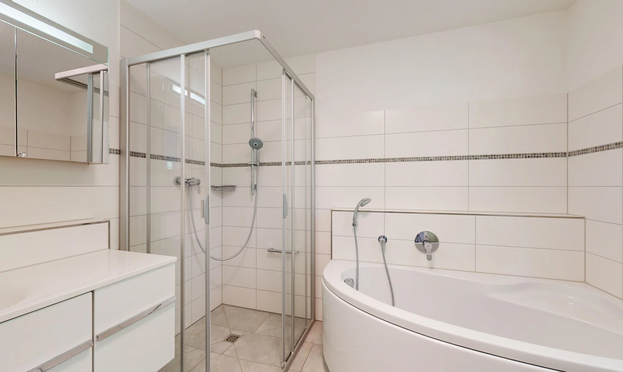 bad mit bad, komplettes badezimmer, dusche, spiegel, und tile floor