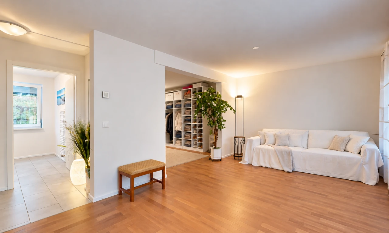 wohnzimmer mit gipskartonwand, drywall, inside property, holzfußboden, und wood finish floor