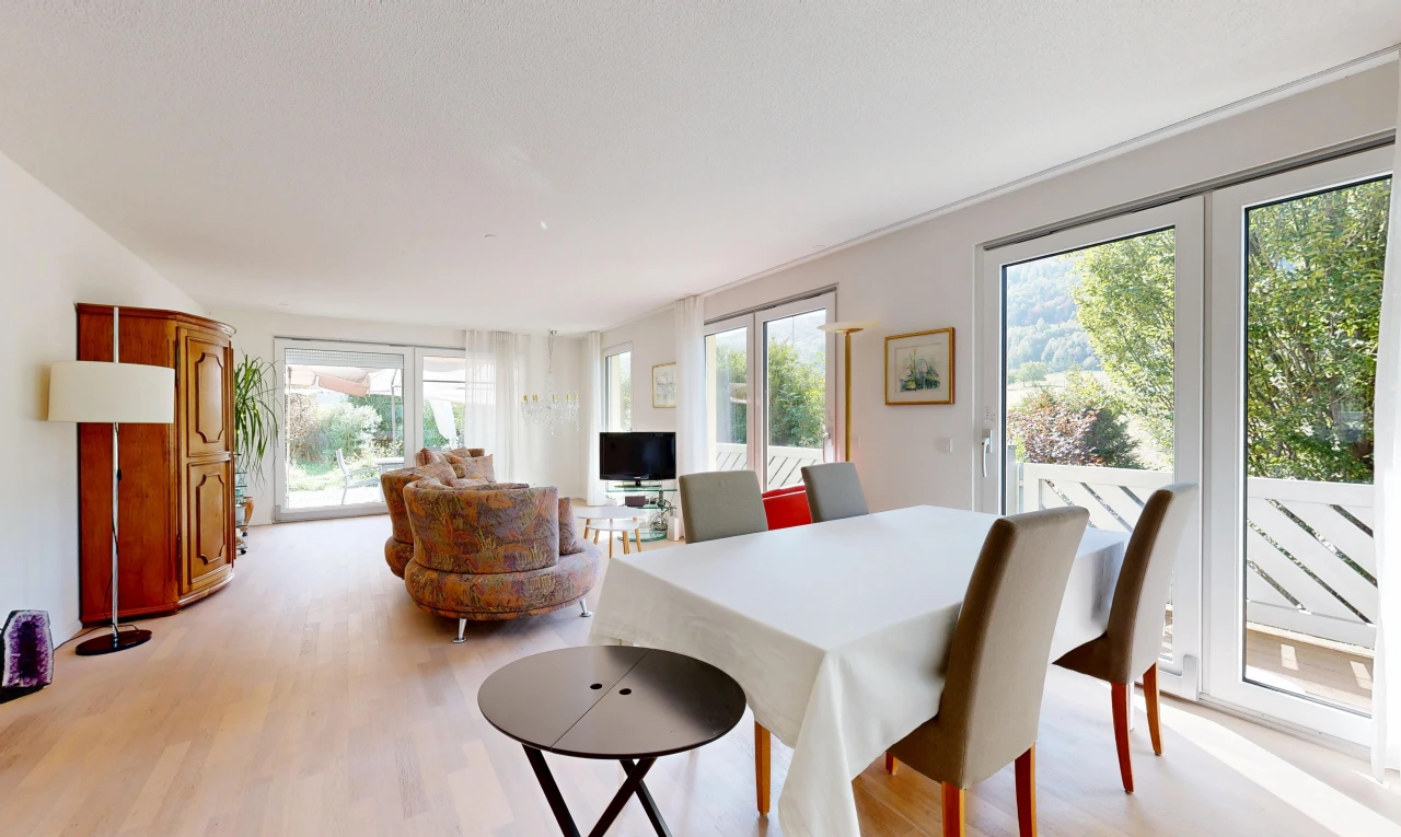 wohn- / esszimmer mit außenzugang, wood finish floor, holzfußboden, fernseher, und drywall