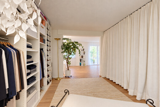 dressing avec étagères intégrées, sol en finition bois, wood finish floor, dressing, et light floor