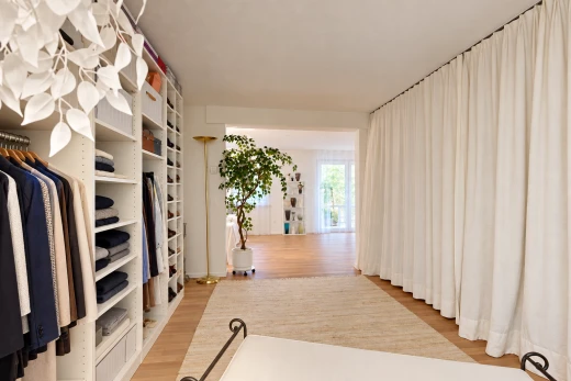 begehbarer kleiderschrank mit eingebaute regale, holzfußboden, wood finish floor, begehbarer kleiderschrank, und light floor