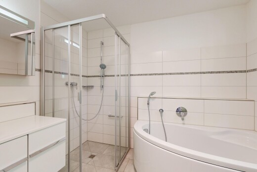 salle de bains avec bain, salle de bain complète, douche, miroir, et tile floor