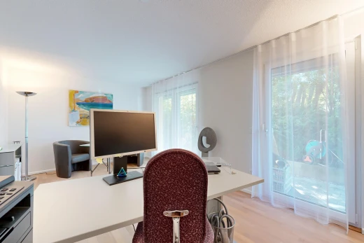 büro mit fernseher, drywall, gipskartonwand, light floor, und wood finish floor