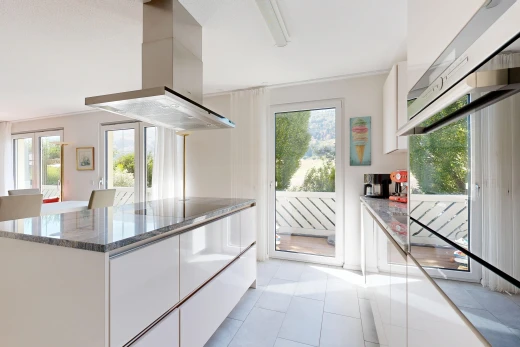 küche mit dunstabzugshaube, außenzugang, ofen, weiße schränke, und white cabinets