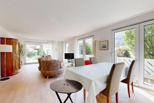 wohn- / esszimmer mit außenzugang, wood finish floor, holzfußboden, fernseher, und drywall
