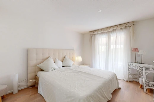 zimmer / schlafzimmer mit drywall, gipskartonwand, wood finish floor, holzfußboden, und inside property