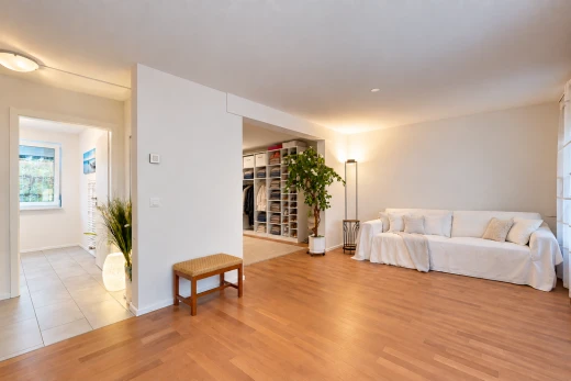 wohnzimmer mit gipskartonwand, drywall, inside property, holzfußboden, und wood finish floor
