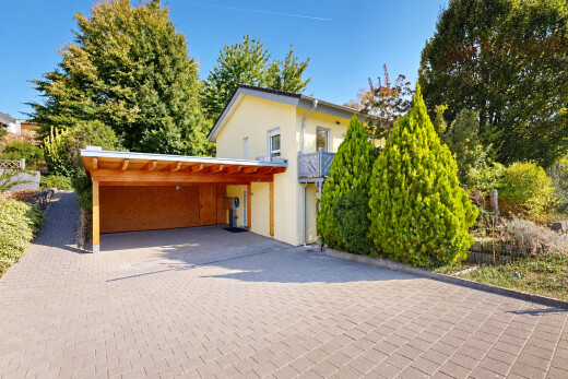 außenansicht mit day time, auffahrt, property visible, und stuckverkleidung