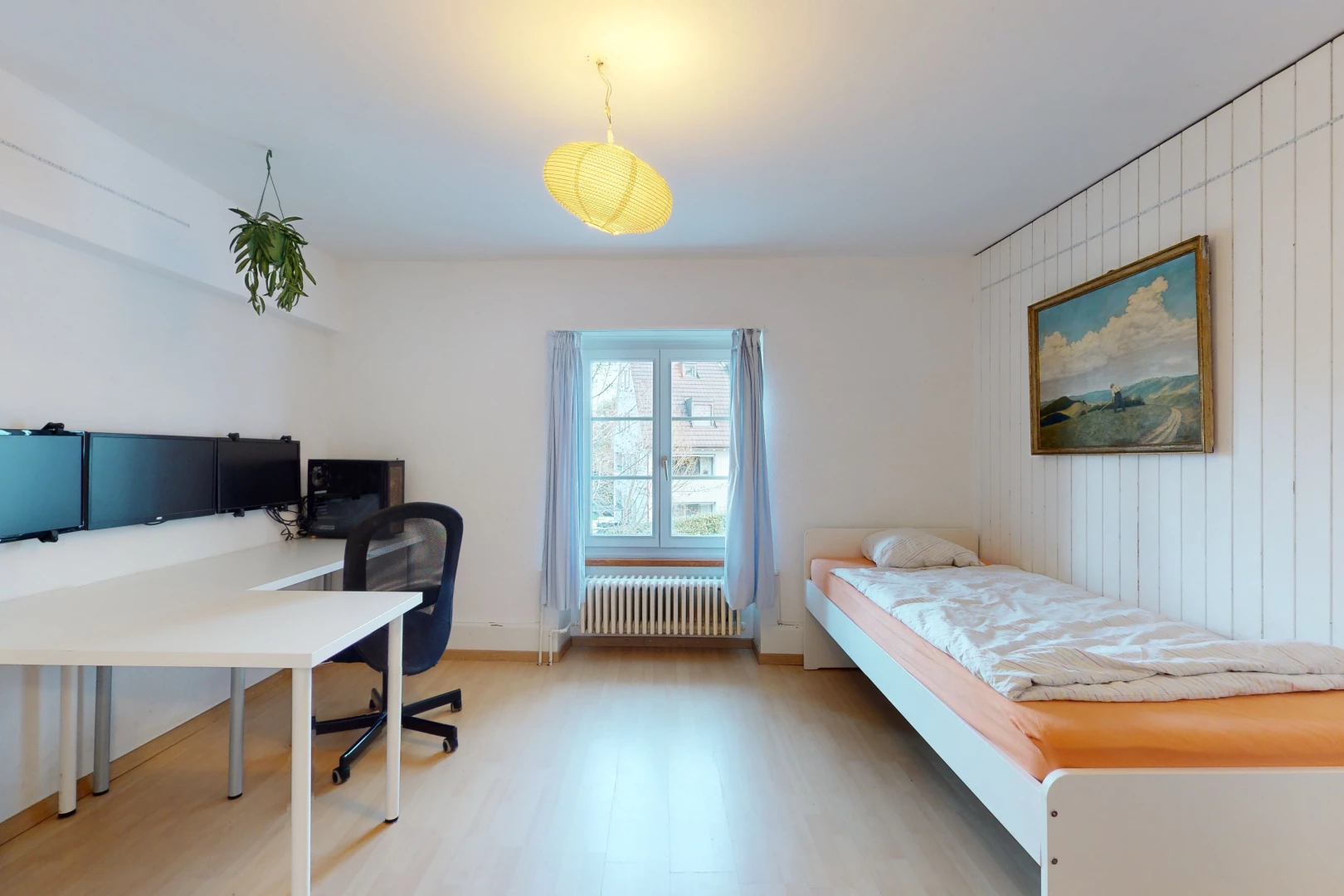 chambre à coucher avec parquet, lumière naturelle, radiateur, et télévision