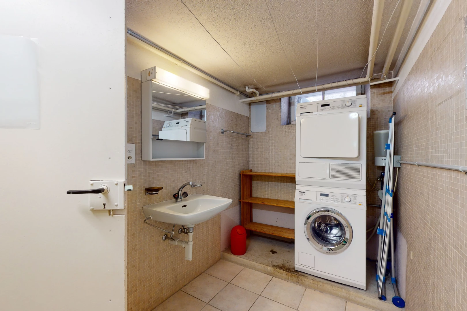 espace intérieur avec carrelage et machine à laver / sèche-linge