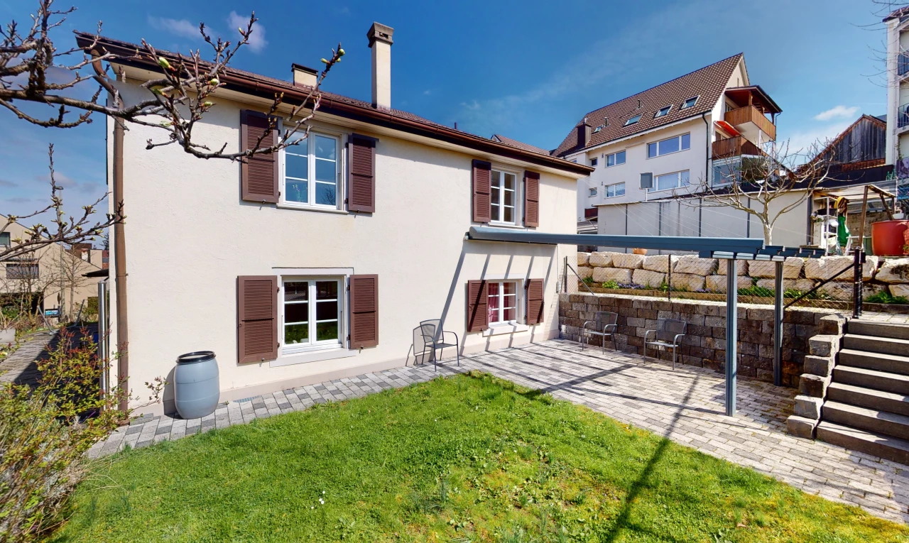 arrière de la maison avec pelouse