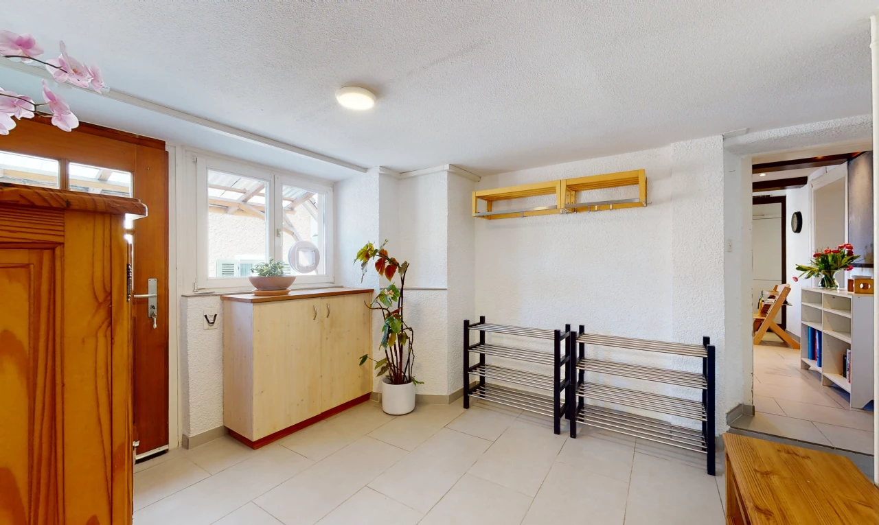 espace intérieur avec lumière naturelle et carrelage