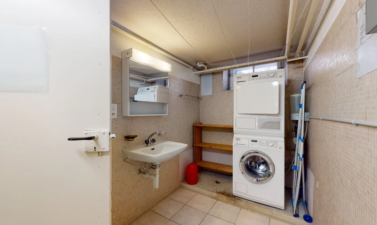 espace intérieur avec carrelage et machine à laver / sèche-linge