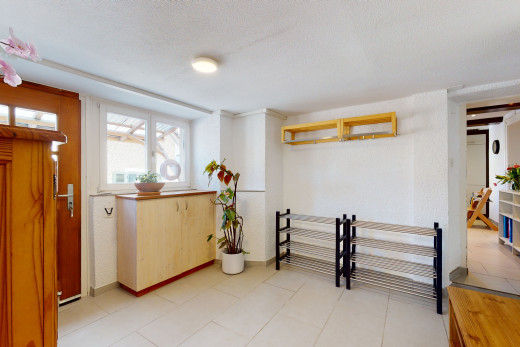 espace intérieur avec lumière naturelle et carrelage