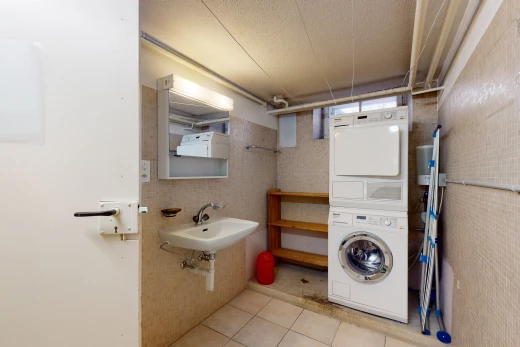 espace intérieur avec carrelage et machine à laver / sèche-linge