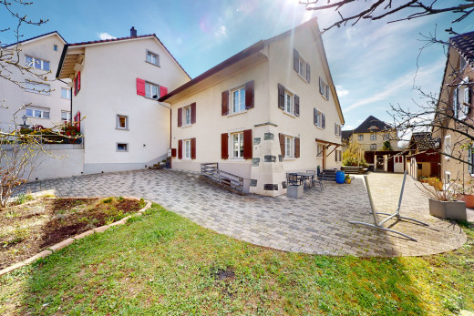 arrière de la maison avec pelouse