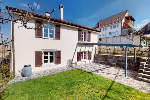 arrière de la maison avec pelouse