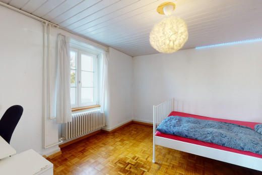 chambre à coucher avec parquet, lumière naturelle, et radiateur