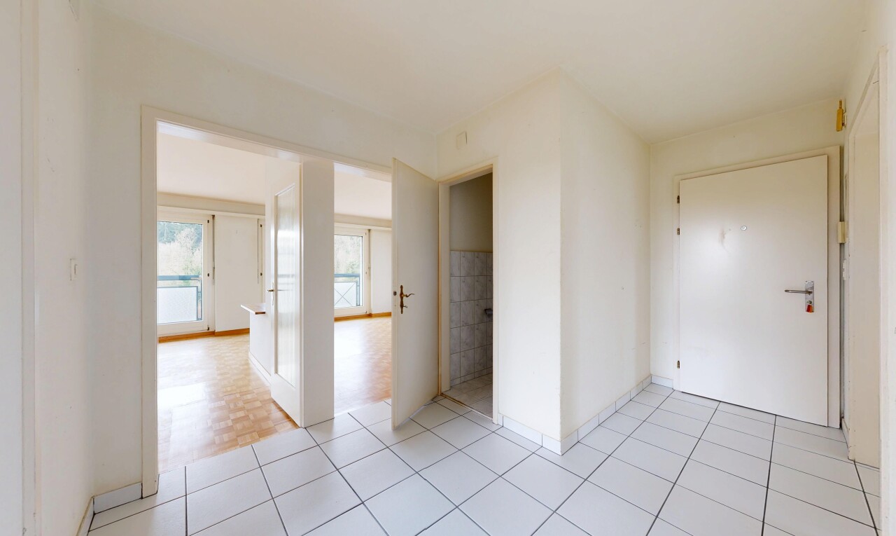 empty room featuring light tile patterned flooring