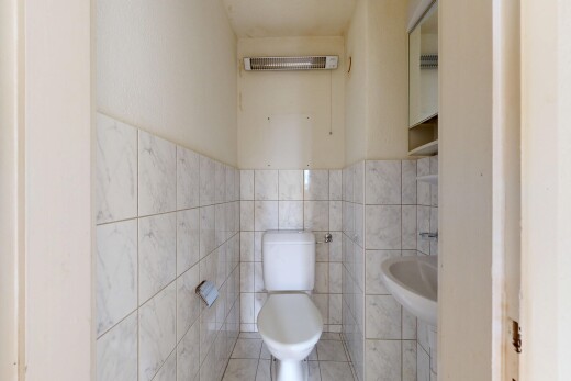 salle de bains avec miroir, toilette, inside property, tile wall, et mur en carrelage