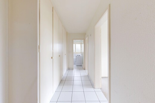 couloir avec light floor, inside property, sol en carrelage, tile floor, et lumière naturelle