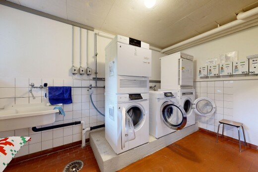 buanderie avec tile wall, inside community, drywall, lave-linge et sèche-linge séparés, et buanderie