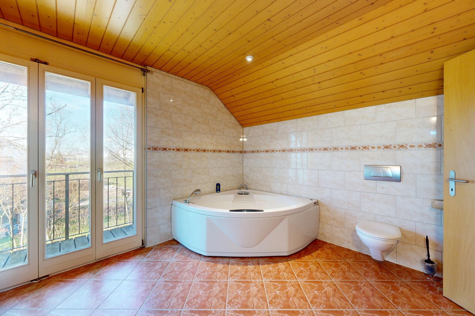 salle de bains avec salle de bain complète, vaulted ceiling, plafond voûté, tile wall, et mur en carrelage