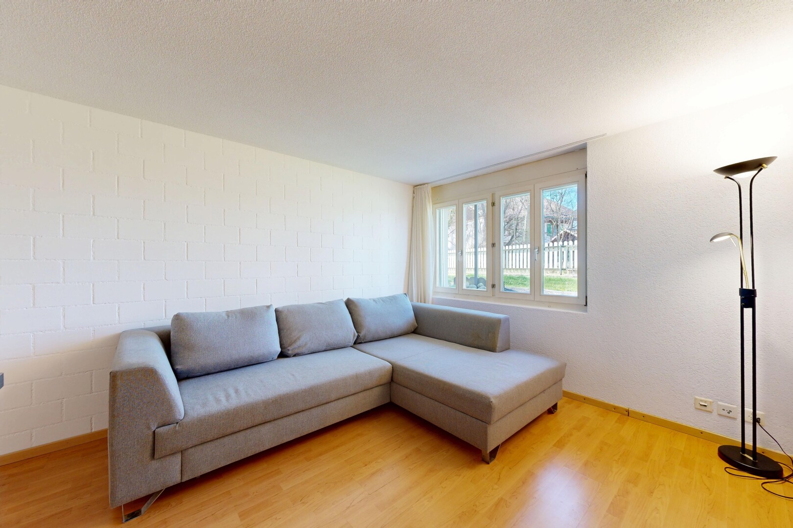 salon avec inside property, wood finish floor, sol en finition bois, natural light, et lumière naturelle