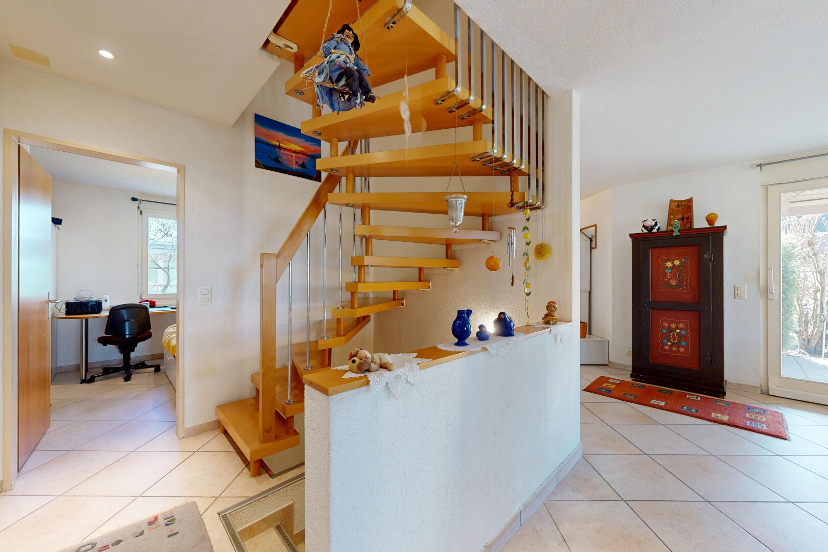 escaliers avec escaliers, natural light, lumière naturelle, inside property, et drywall