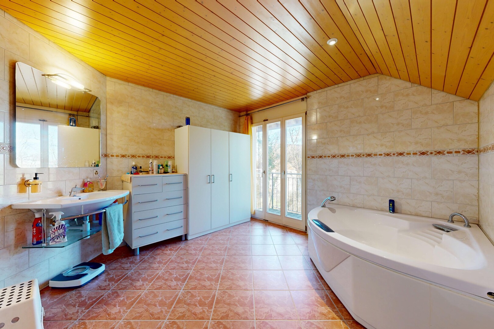 salle de bains avec mur en carrelage, tile wall, miroir, bain, et salle de bain complète