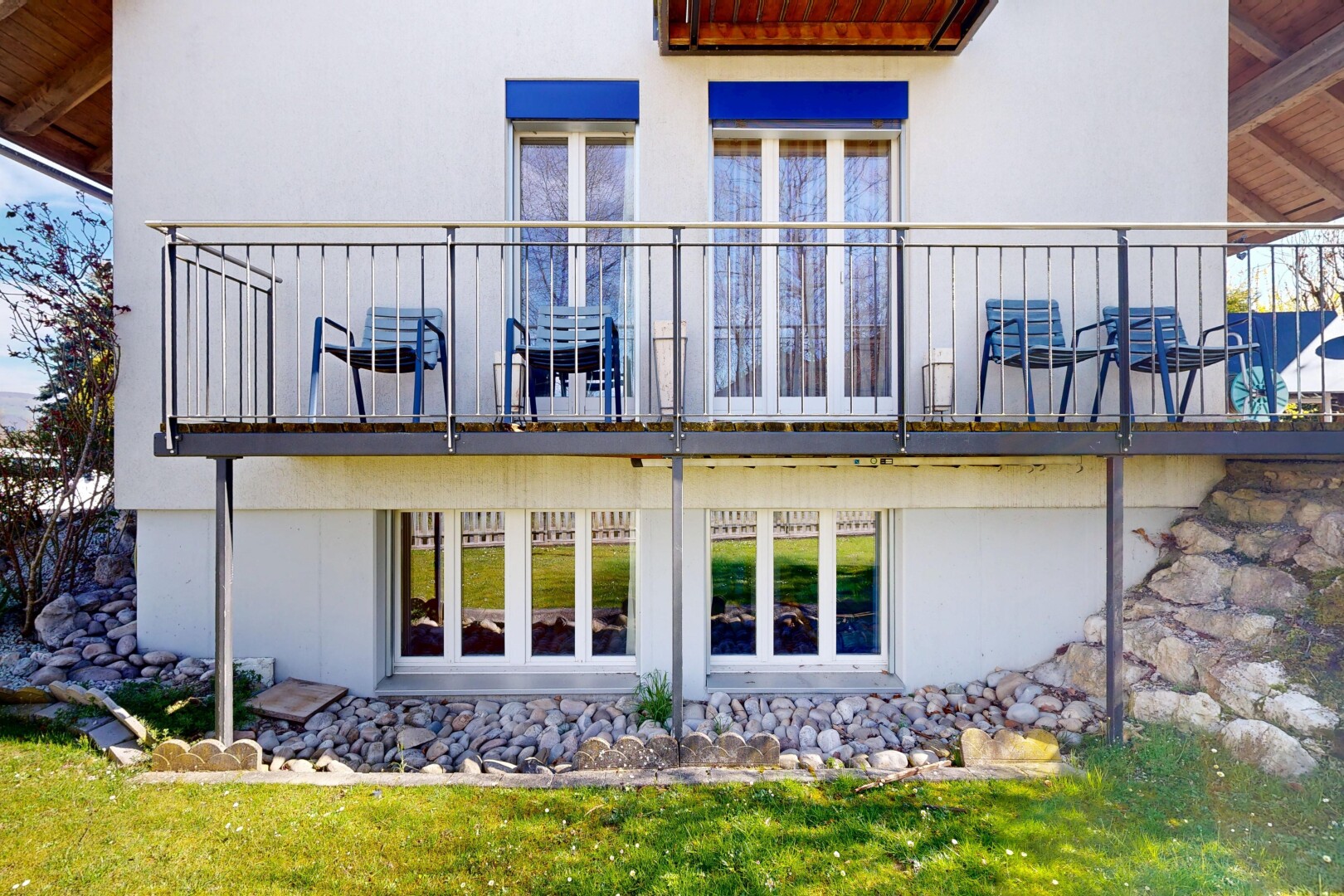 façade avec bardage en stuc et balcon