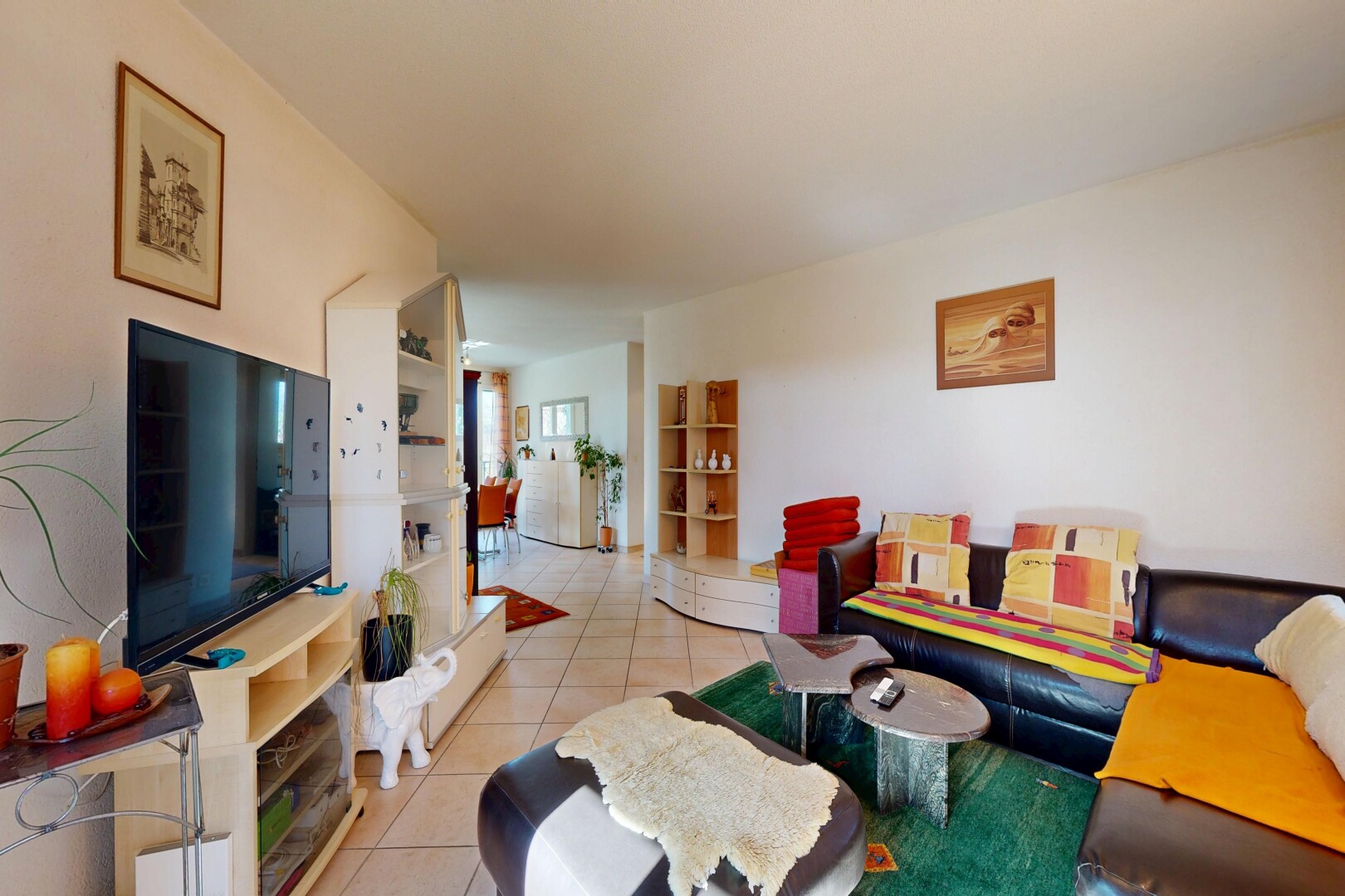 salon avec télévision, inside property, cloison sèche, drywall, et sol en carrelage